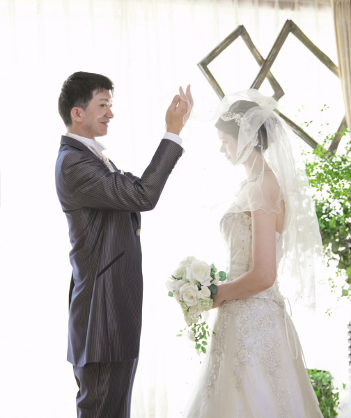 ベールアップシーンは神聖な雰囲気で