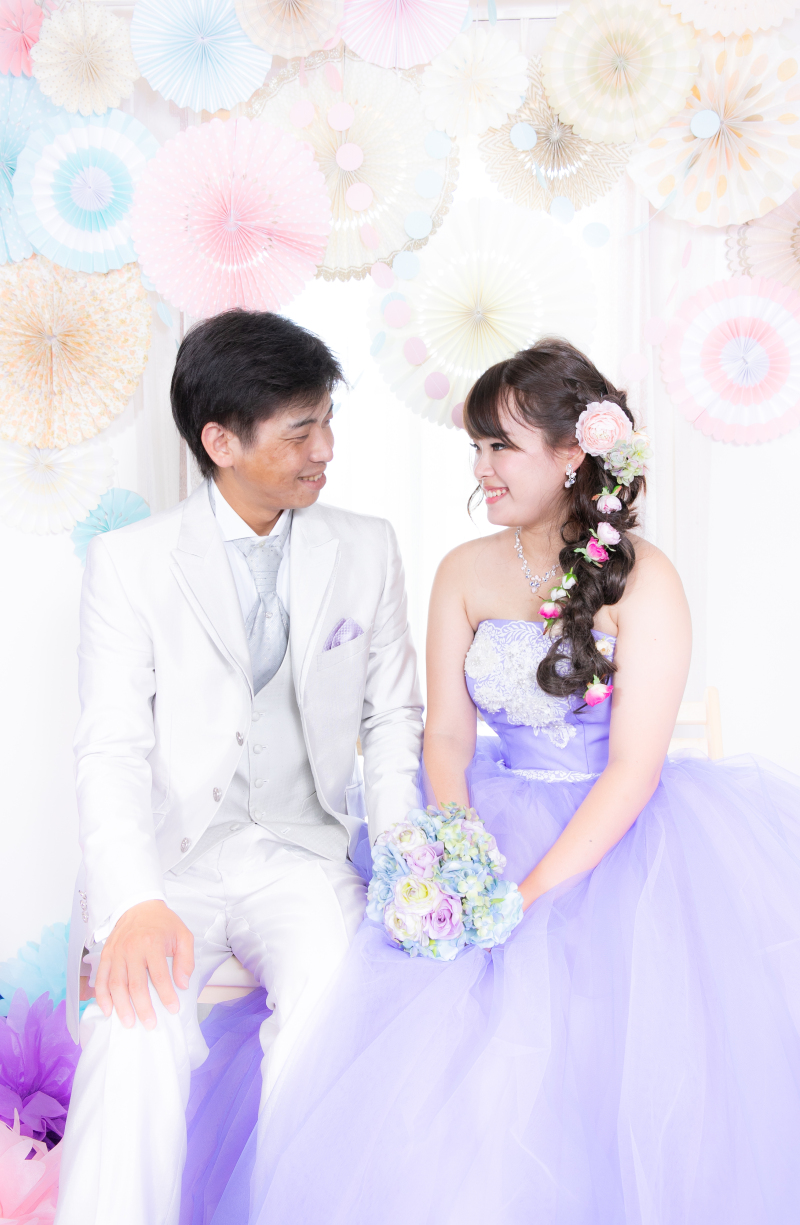 スタジオのペーパーファンの前で♪