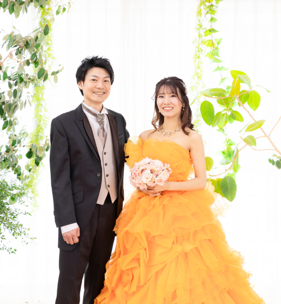フォトウェディングはオレンジのカラードレスで