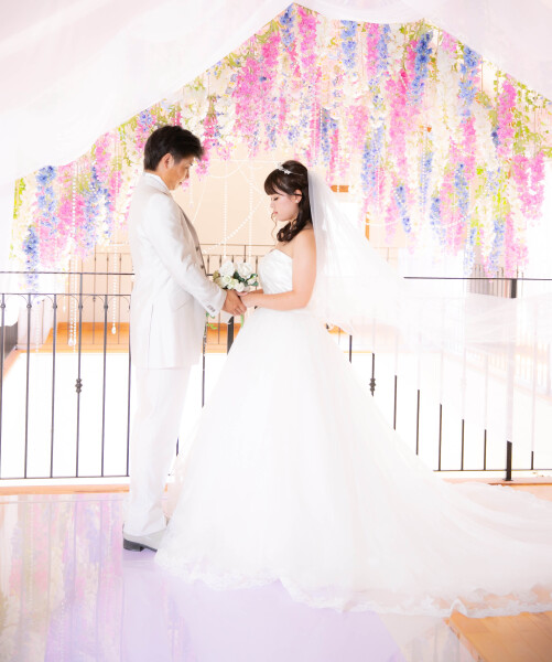 花々が降り注ぐフラワーチャペルで