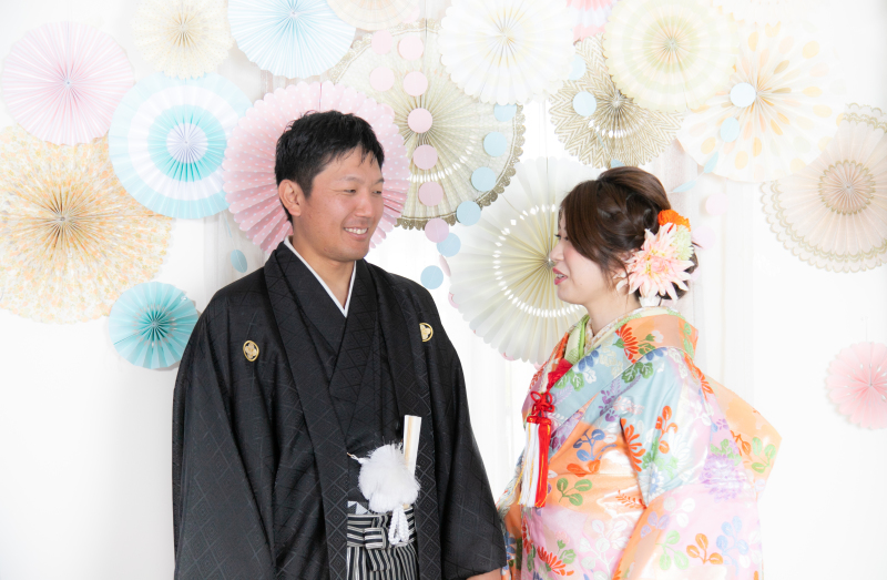 ポップなペーパーファンのスタジオセットで♪