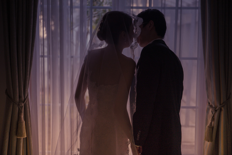 夕暮れ時の窓際で