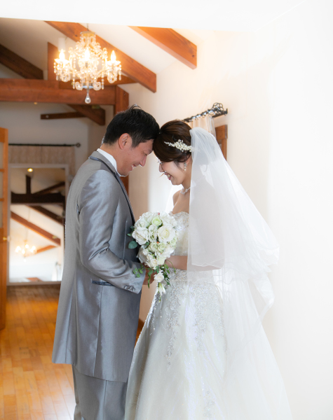 シャンデリアが映すレトロな邸宅感