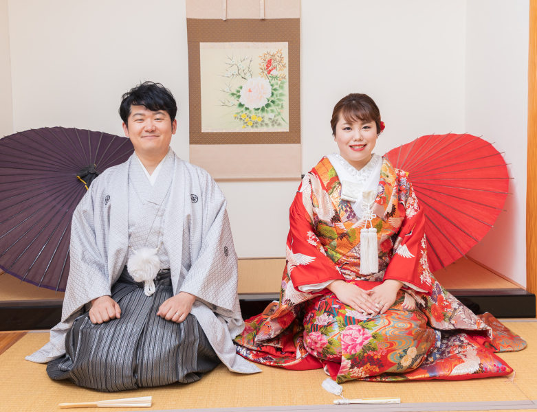 ２着目は和装で。赤の色打掛が映えます♪