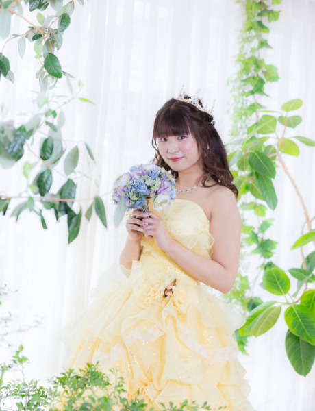 ２着目はイエローのカラードレスで