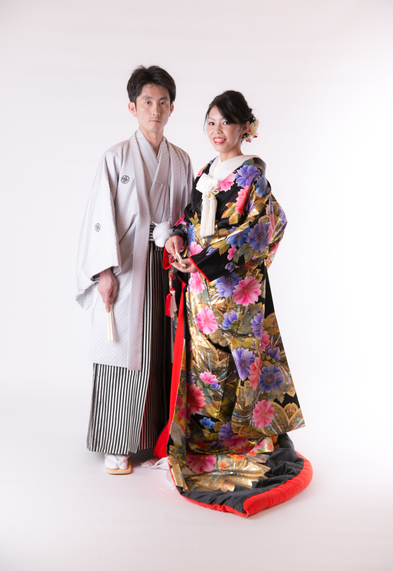 シンプルな白背景で色打掛の印象を強く