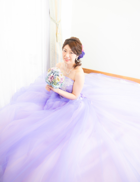 新婦ソロショットは埋もれるようなスカートが印象的