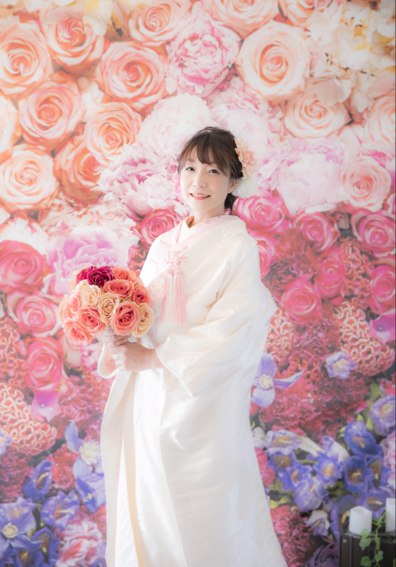 お花いっぱいの背景で新婦のソロショット♪