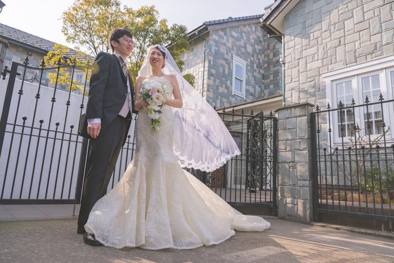 夕暮れの太陽を背に外観で撮影