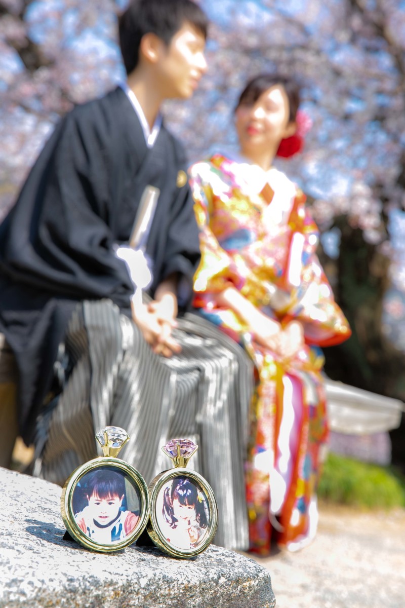 二人の小さい頃の写真を、撮影アイテムに♪