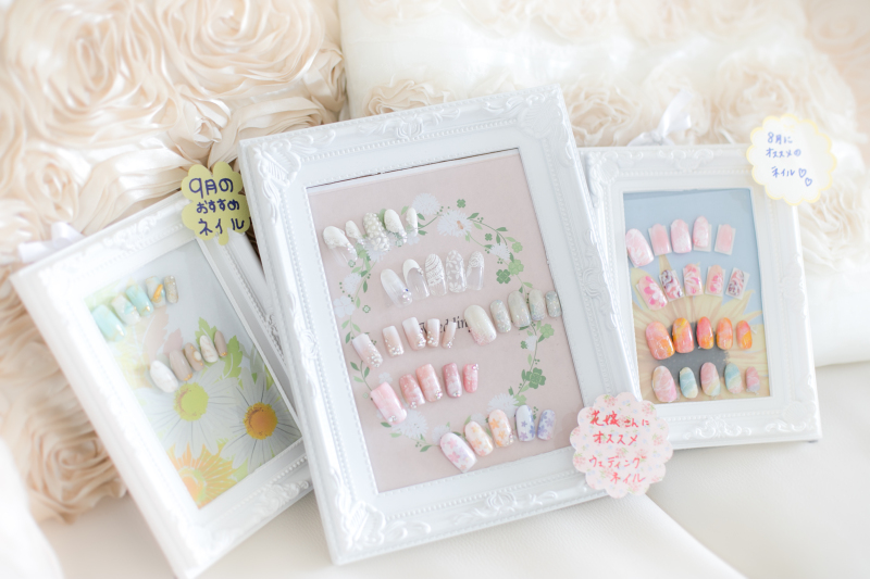 指先までこだわり!ドレスに合わせてネイルを装着♪