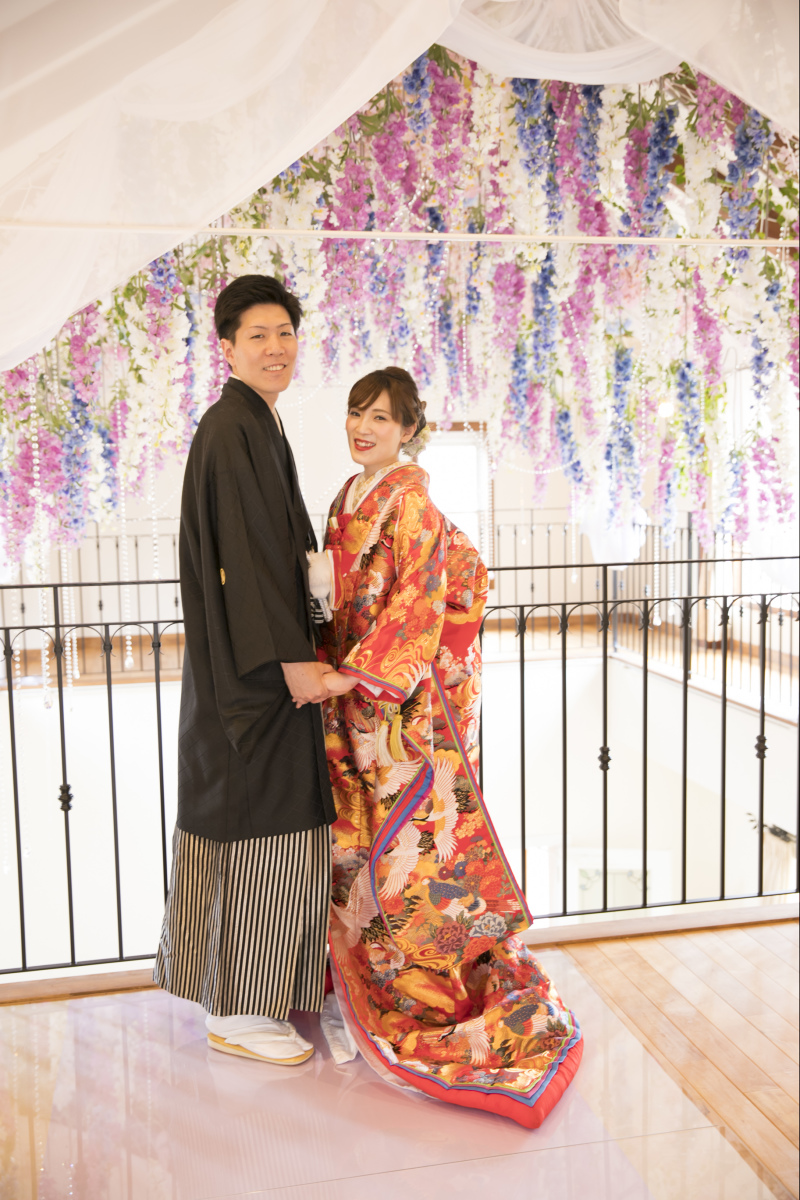 華やかなお花がいっぱいのチャペルで撮影♪