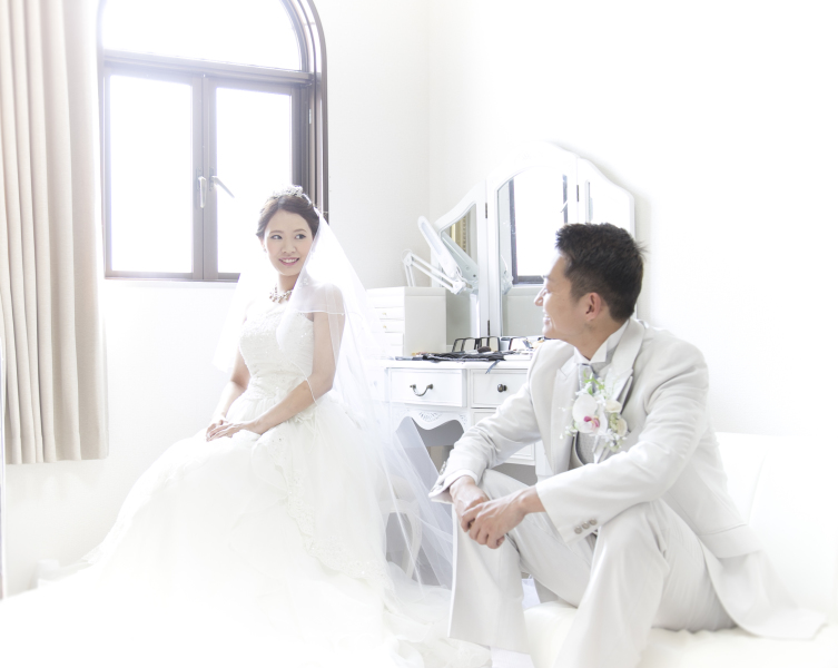 自然光のたっぷり入る明るいブライズルームでお支度