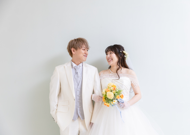 ブライズルームのシンプルな壁を背景に