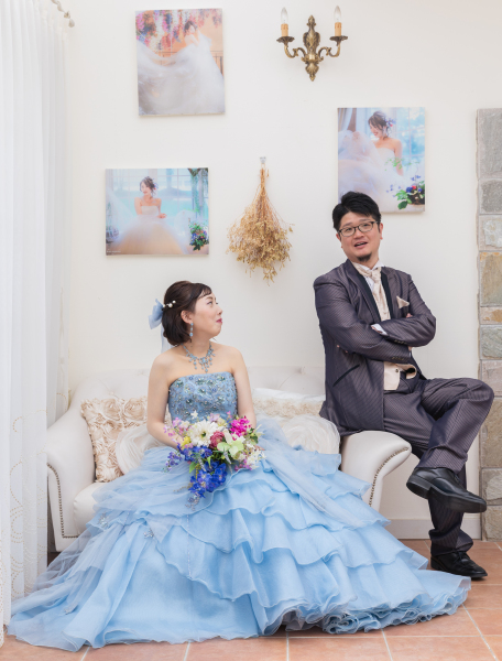 明るいサロンルームのソファに座っておしゃべり♪