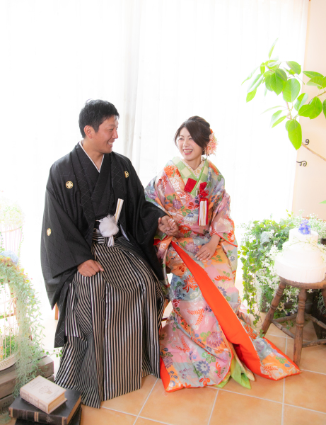 １着目は和装から。グリーンいっぱいのダイニングで