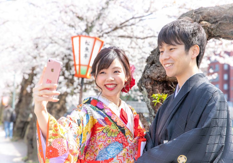 自撮りする二人のオフショット♪