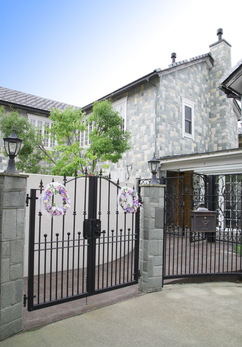 このオシャレな外観の邸宅が貸切です!