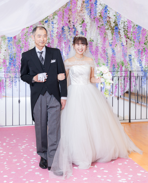 お父様とバージンロードを歩くシーン