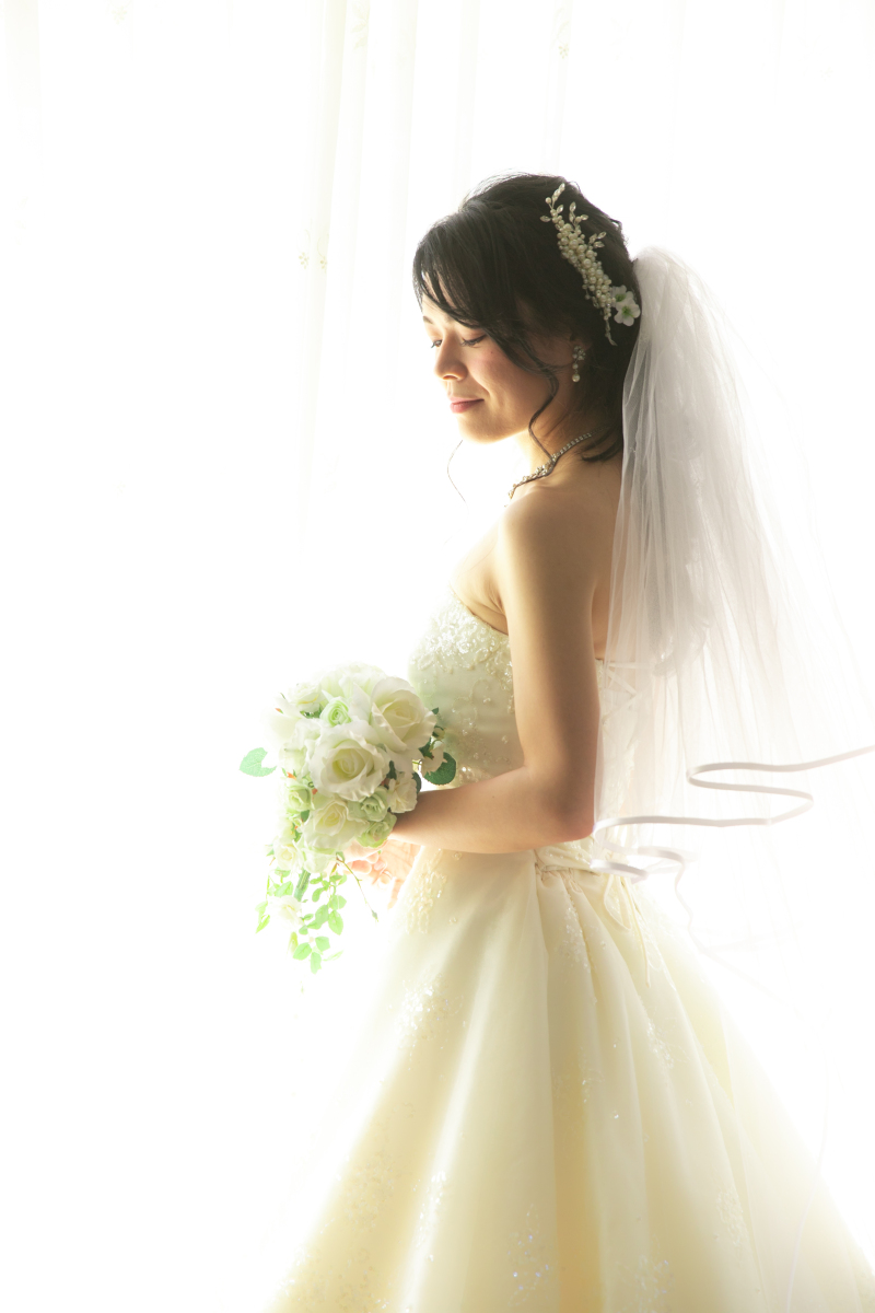 自然光があふれる窓辺でのソロショット