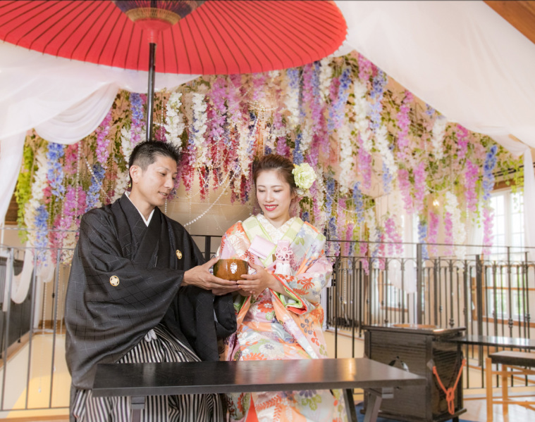 フラワーチャペルと和傘が素敵♪