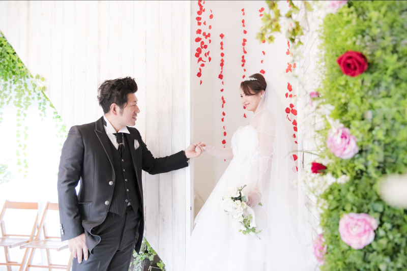 バラのアーチ越しにお迎えショットも♪