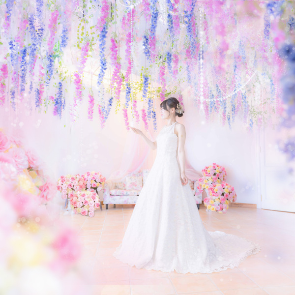 邸宅スタジオ内自慢の天井から降り注ぐフラワーチャペルのお花を利用して撮影したファンタジックな写真。