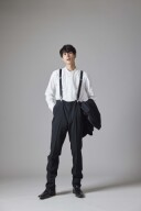 黒タキシード×サスペンダー