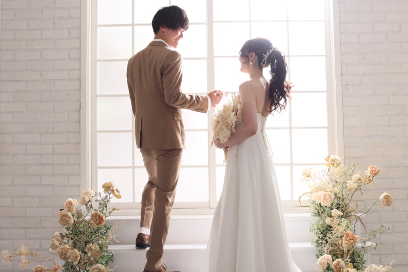 お嫁様の手を引いて