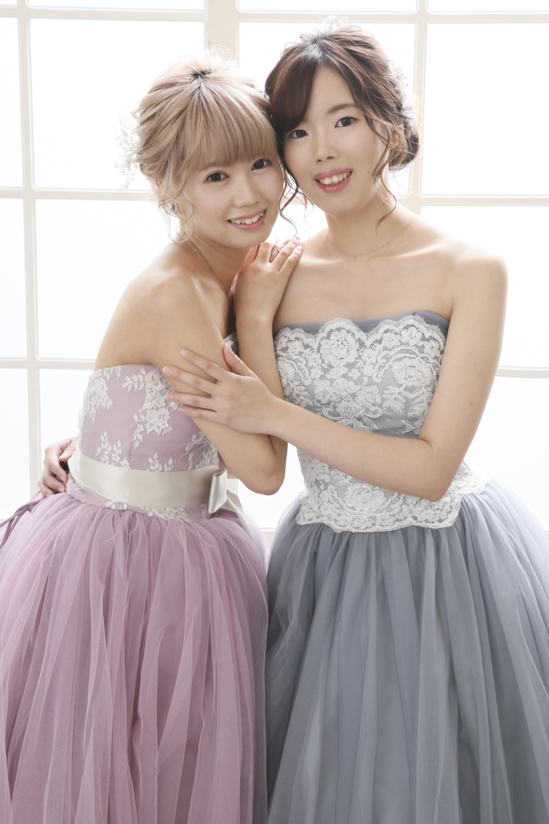 レースのモチーフが可愛い半身ショット