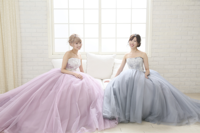 ドレスの広がりがゴージャスな座りショット