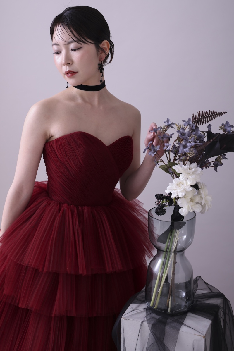 ソロカットではヘアメイクがより際立ちます。