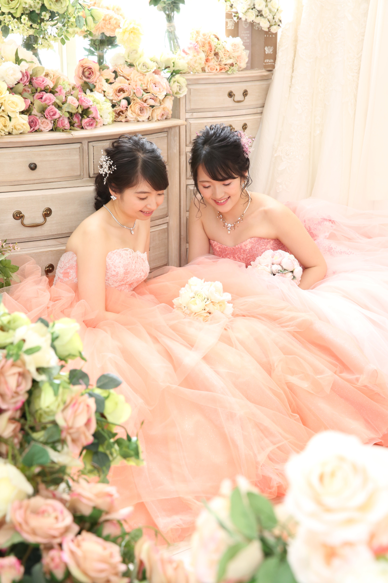 ドレスの広がりがキュートなお座りショット