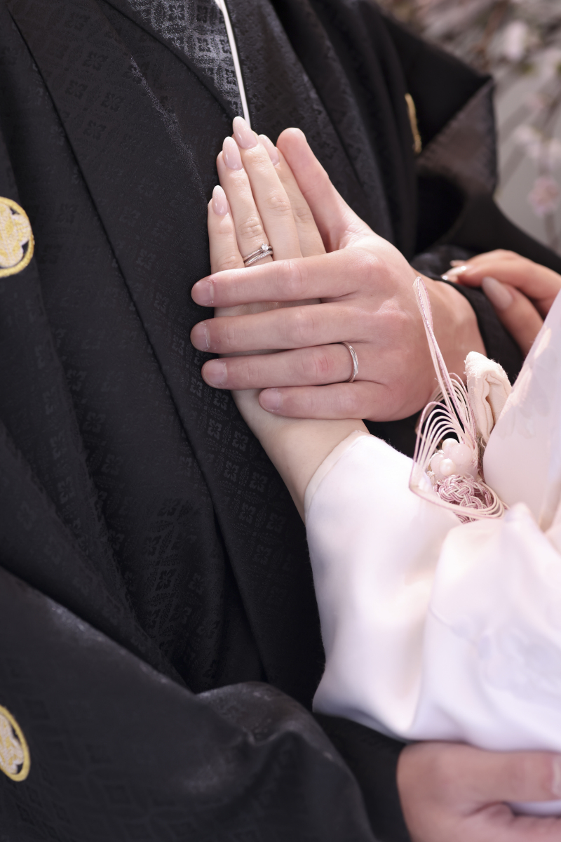 手元に光る2人だけの指輪