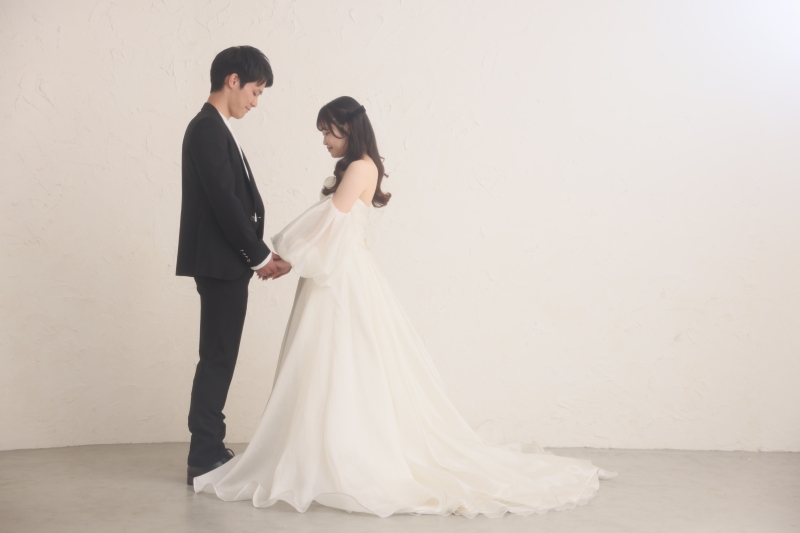 手を取り合いながら