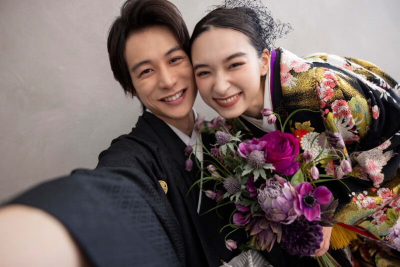 黒を基調とした生地に、色鮮やかな花模様