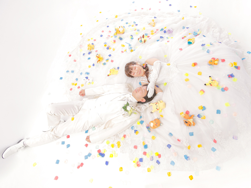 ポケモンと花びらに囲まれて