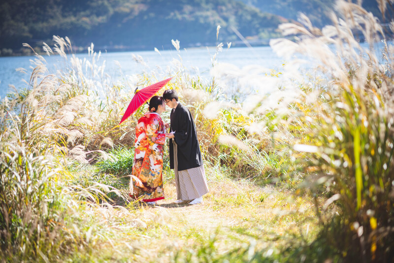湖を背景に