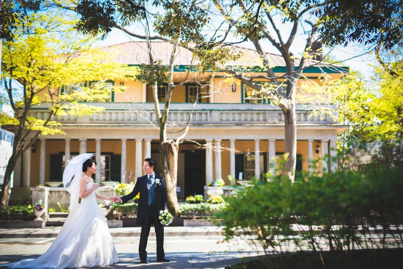 洋館をバックにお散歩ショット!