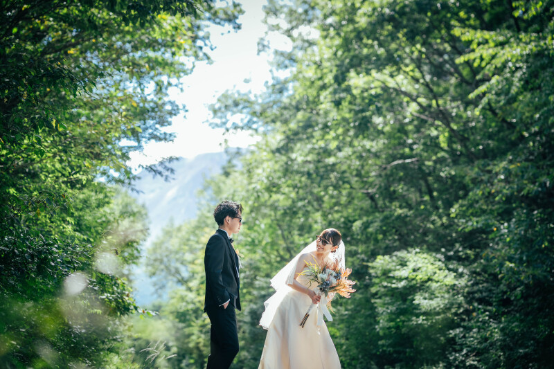 ナチュラルな雰囲気で撮影したいけどどうしたらいいかわからないというカップルも心配無用！ポージング指導にも長けた小林さんがしっかりレクチャー致します。最初はギクシャクしていても自然な雰囲気で残せます。