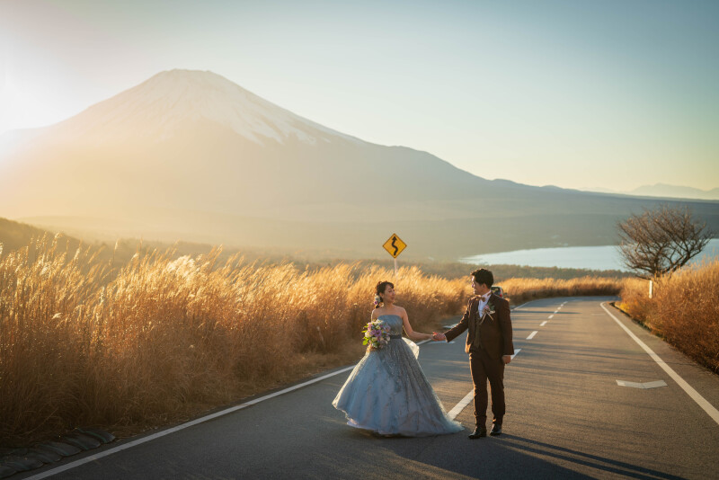 紅葉シーズン限定!【富士山周辺 洋装フォトウエディング】地元フォトグラファー厳選ロケ地での撮影|美肌レタッチ&選べるアルバム付
