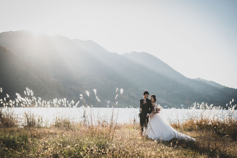 紅葉シーズン限定!【富士山周辺 洋装フォトウエディング】地元フォトグラファー厳選ロケ地での撮影|美肌レタッチ&選べるアルバム付