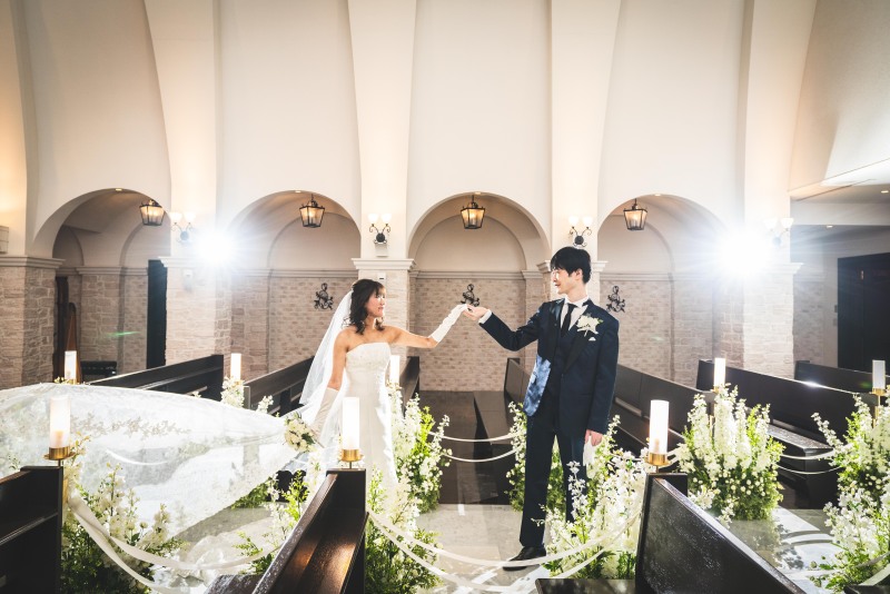 【大聖堂チャペルフォトウエディング】アーチ天井と聖壇で【家族と一緒】に叶える荘厳な一枚|洋装1着+美肌レタッチ|オーナー撮影確約