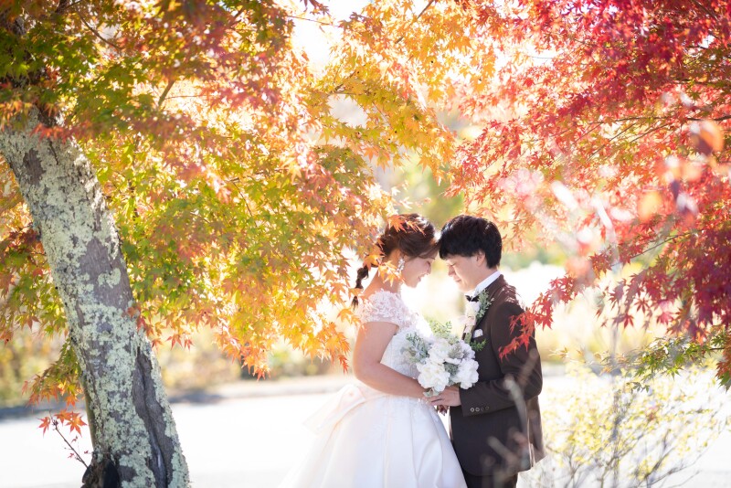 紅葉シーズン限定!【富士山周辺 洋装フォトウエディング】地元フォトグラファー厳選ロケ地での撮影|美肌レタッチ&選べるアルバム付