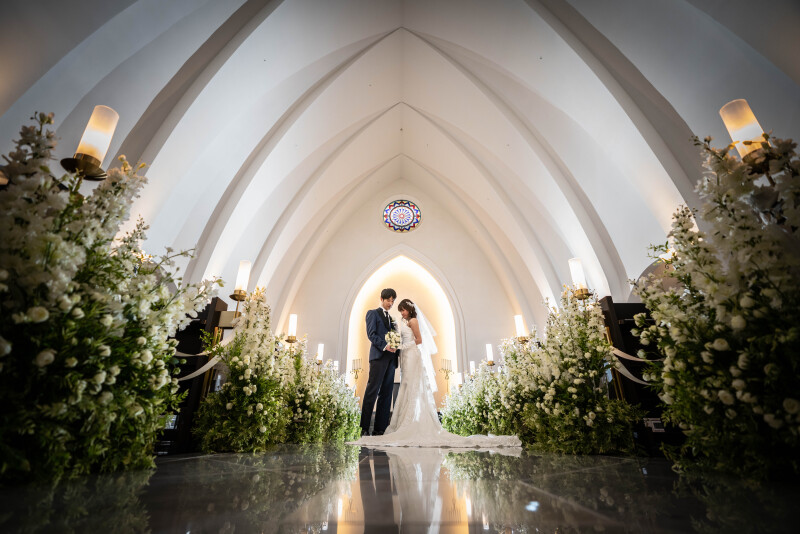 【大聖堂チャペルフォトウエディング】アーチ天井と聖壇で【家族と一緒】に叶える荘厳な一枚|洋装1着+美肌レタッチ|オーナー撮影確約