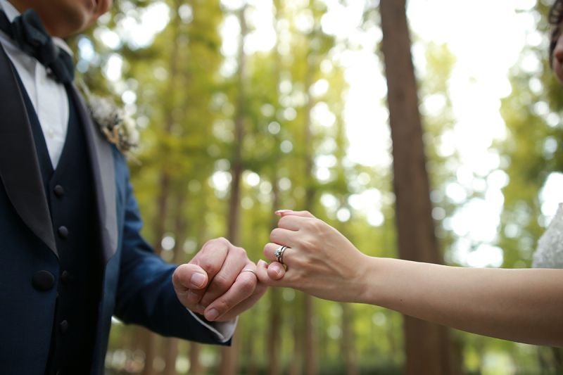 指輪を主役に気軽に飾れる一枚を