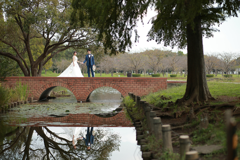 レンガ造りの橋の上でクラシカルな雰囲気に
