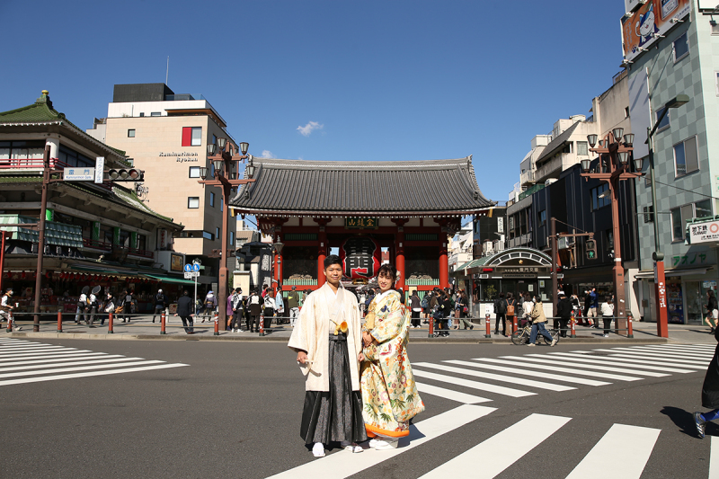 雷門をバックに記念撮影