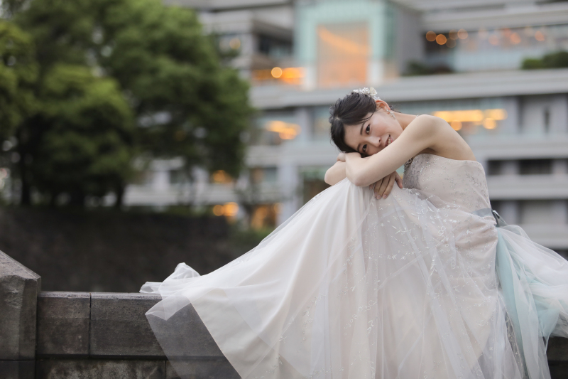 淡いカラードレスが夕日に映える