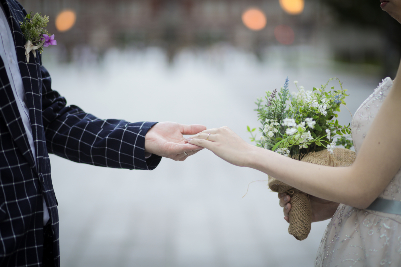 明るい時間の駅舎をバックに...
